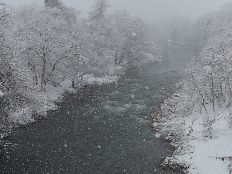 白い季節の到来　梵字川