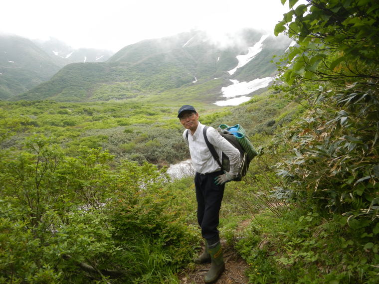 新緑、残雪の月山山中の渡辺幸任