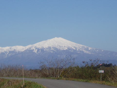 冠雪の出羽富士・鳥海山