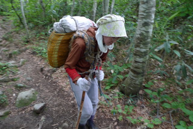 大きなテゴに月山筍を詰めてバンドリで背負う大網生まれの渡部トミさん