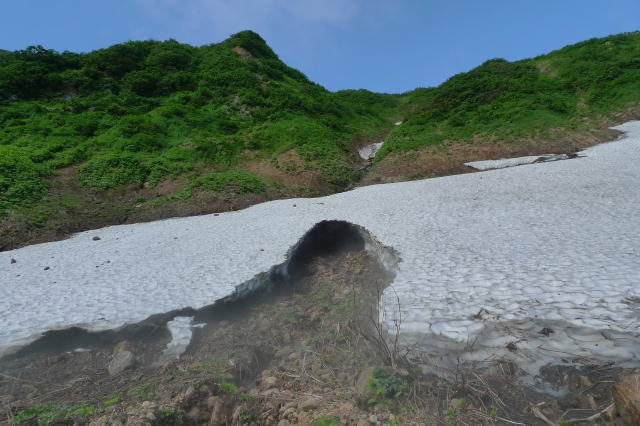 オオダイラの西側にそびえる岩山からガラガラと音を立てて、大きな石が転がってくる。