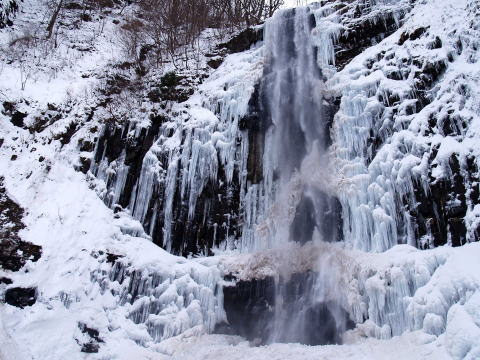玉簾の滝の氷爆